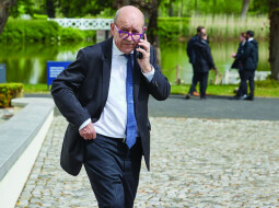 لودريان أمام عائقي الرافضين والقدرة على الحل .. بري: الحوار مفتاح الرئاسة