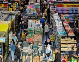 "التسعير بالدولار" في السوبر ماركت... هل الإيجابيات تفوق السلبيات؟