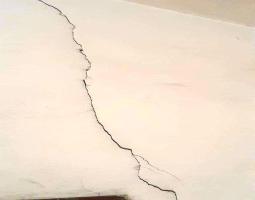 تصدعات في جدران وانهيار جوانب من سقف منزل في بناية ابو ظهر - صيدا