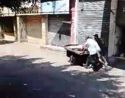 الجرحى ينقلون على عربات الخضرة في مخيم عين الحلوة