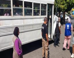 "الأونروا" تنقل  نحو 400 نازح من مبنى بلدية صيدا الى مدرسة سبلين في الشوف