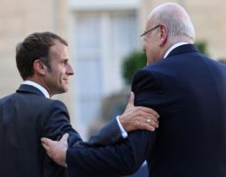ماكرون يستعجل الرئيس ويعد بحلّ لملف النازحين .. ولجنة ثلاثية لدعم الجيش