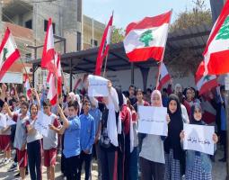وقفة تضامنية لتلاميذ "العمانية الرّسميّة" في صيدا تنديدًا بإصابة تلاميذ بالنبطية
