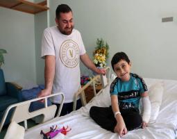 آدم... أول طفل جريح من غزة يصل إلى لبنان للعلاج