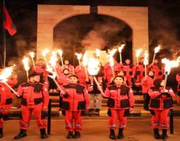 "فوج الإنقاذ الشعبي" يضيء المشاعل إحياء" للذكرى 50 لاستشهاد المناضل معروف سعد