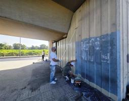 مبادرة من ناشط صيداوي تُلبس جسر الأولي الدائري عند مدخل صيدا حلةً جديدة وتعيد له رونقه