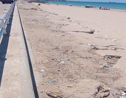 بلدية صيدا تأسف لانتشار النفايات وبقايا الأطعمة على الشاطىء بعد تنظيفه