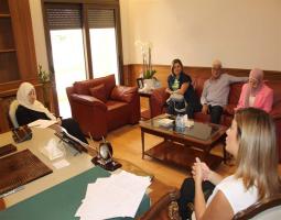 الحريري تسلمت من مزيّن الصباغ دعوة لمهرجان 