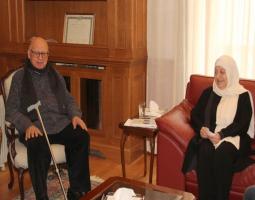 الحريري تسلمت من المهندس السعودي كتاباً يوثق مسيرته بعنوان 