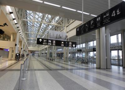 في مطار بيروت.. موظف يسرق من حقائب المسافرين!