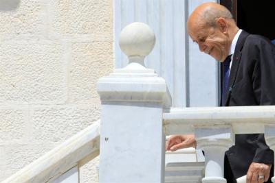 لودريان مستمعاً و«داعية حوار»... وتباين في تفسير موقف باريس: هل طوت فرنسا الصفحة السابقة؟