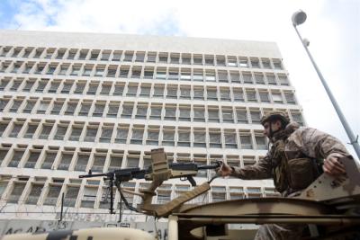 مفاجأة نواب الحاكم: أعطونا الغطاء الكامل أو عيّنوا البديل