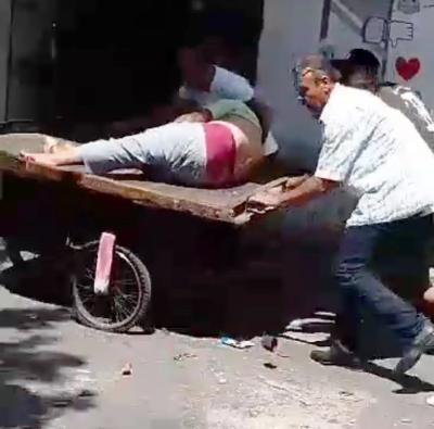 الجرحى ينقلون على عربات الخضرة في مخيم عين الحلوة