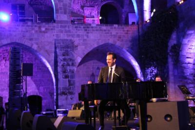 غي مانوكيان يختتم مهرجانات صيف لبنان في مدينة صيدا بحفل احياه في خان الافرنج