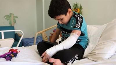 آدم... أول طفل جريح من غزة يصل إلى لبنان للعلاج