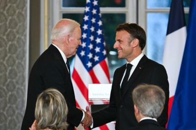 ماكرون وبايدن يستنفران الجهود لحلٍّ لبناني مزدوج