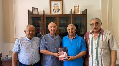 الدكتور كنعان يهدي النائب سعد كتابه الجديد