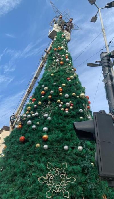 بلدية صيدا ترفع شجرة ميلادية كبيرة وسط المدينة