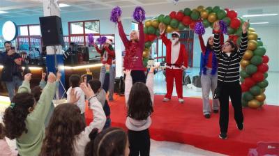 الحريري تشارك أهالي الطلاب فرح مهرجان الأعياد في 