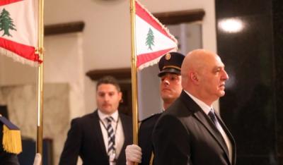 رجال القصر: عونيون يحيطون بعون