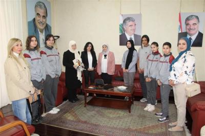 الحريري تتسلم نسخة من كتيب 