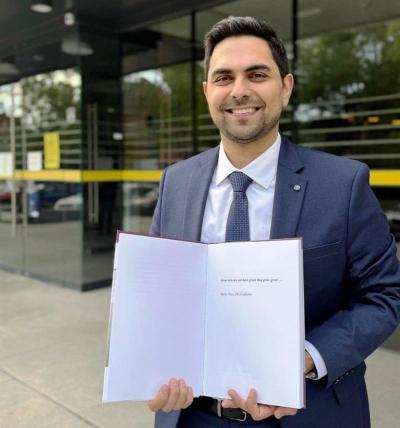 دكتوراه لمروان المبدر في طب الأسنان من جامعة بولندية وأبحاثه تؤسس لنقلة نوعية في علاج أمراض اللثة دون جراحة