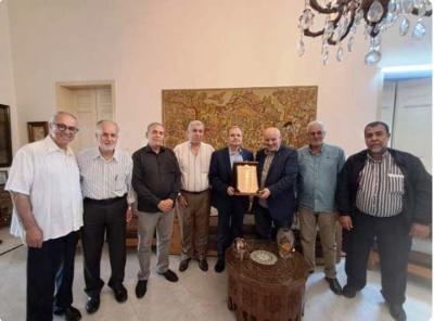 درع تقديري للنائب البزري تكريماً لمواقفه الداعمة للشعب الفلسطيني