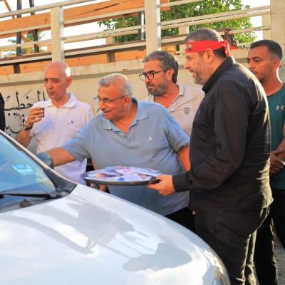 النائب سعد يشارك بتوزيع الحلوى والمأكولات عن روح الإمام الحسين (ع)