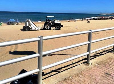 بلدية صيدا تأسف لانتشار النفايات وبقايا الأطعمة على الشاطىء بعد تنظيفه