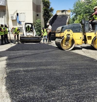 مبادرة من الصيدلي عمر مرجان لتزفيت الحفر وتوسيع الطريق في مجمعي رستم 1 و 2 في كفرجرة