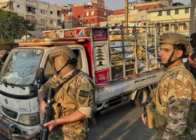 انقسام الآراء حول دلالات تسليم كمية من السلاح الفلسطيني في مخيم برج البراجنة