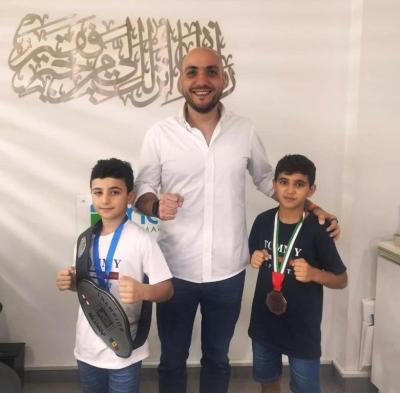 الصيدلي عمر مرجان يهنّئ آدم وأمير السن لتحقيقهما إنجاز رياضي مشرّف