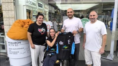 وفد من لاعبات كرة السلة على الكراسي المتحركة يشكر الصيدلي مرجان على دعمه لهم