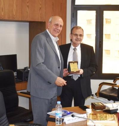 البزري مُكرَّمًا في لقاء لجنة رؤساء البلديات اللبنانية تقديرًا لمسيرته في العمل البلدي