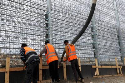 تل أبيب تضغط على بيروت بـ«الجدار» وتعتدي على «اليونيفيل»