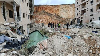 بالصور : دمار واضرار  في الابنية السكنية التي استهدفتها الغارة الاسرائيلية في بلدة كفرحتى- قضاء صيدا