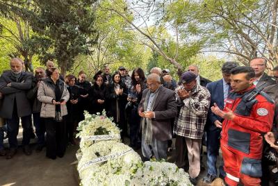 سعد : يَظُنُّونَ أَنَّ النَّاسَ غَافِلَةٌ عَنْهُمْ، وَهُمْ يَتَزَاحَمُونَ بِأَمْوَالِهِمْ لِاقْتِنَاصِ مَنْصِبٍ وَمَرْكَزٍ وَحَظْوَةٍ عِنْدَ النَّاسِ