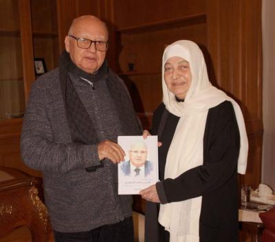 الحريري تسلمت من المهندس السعودي كتاباً يوثق مسيرته بعنوان 'صيدا حكاية حب'